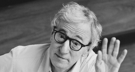 Aqwall9's tweet image. لا قيود لي ولا أهتم بأفواه البشر 
ولا تعجبني أجواء المجامله 
إن أحببتك سأخبرك وإن كرهتك لا أراك.

-وودي آلن