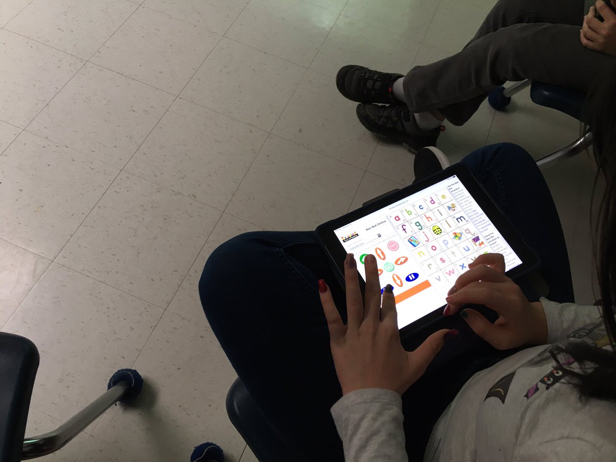 STTM_Centre's tweet photo. Thank you to Carmen from @QEngConnections for joining us today to explore engineering and coding! The students had a blast exploring Bee-Bots today. Looking forward to our next virtual visit! #STEM @alcdsb_sttm https://t.co/vwAKx3CpE5