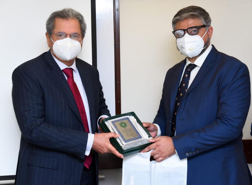 EduMinistryPK's tweet photo. Federal Minister Education @Shafqat_Mahmood visited Aga Khan University Examination Board.Presentation on AKU-EB's assessment &amp; examination was made.92% of AKU-EB students getadmissiom to the university,52% of students get admission in top 15 universities of #Pakistan #education https://t.co/KBNQIeJfr6