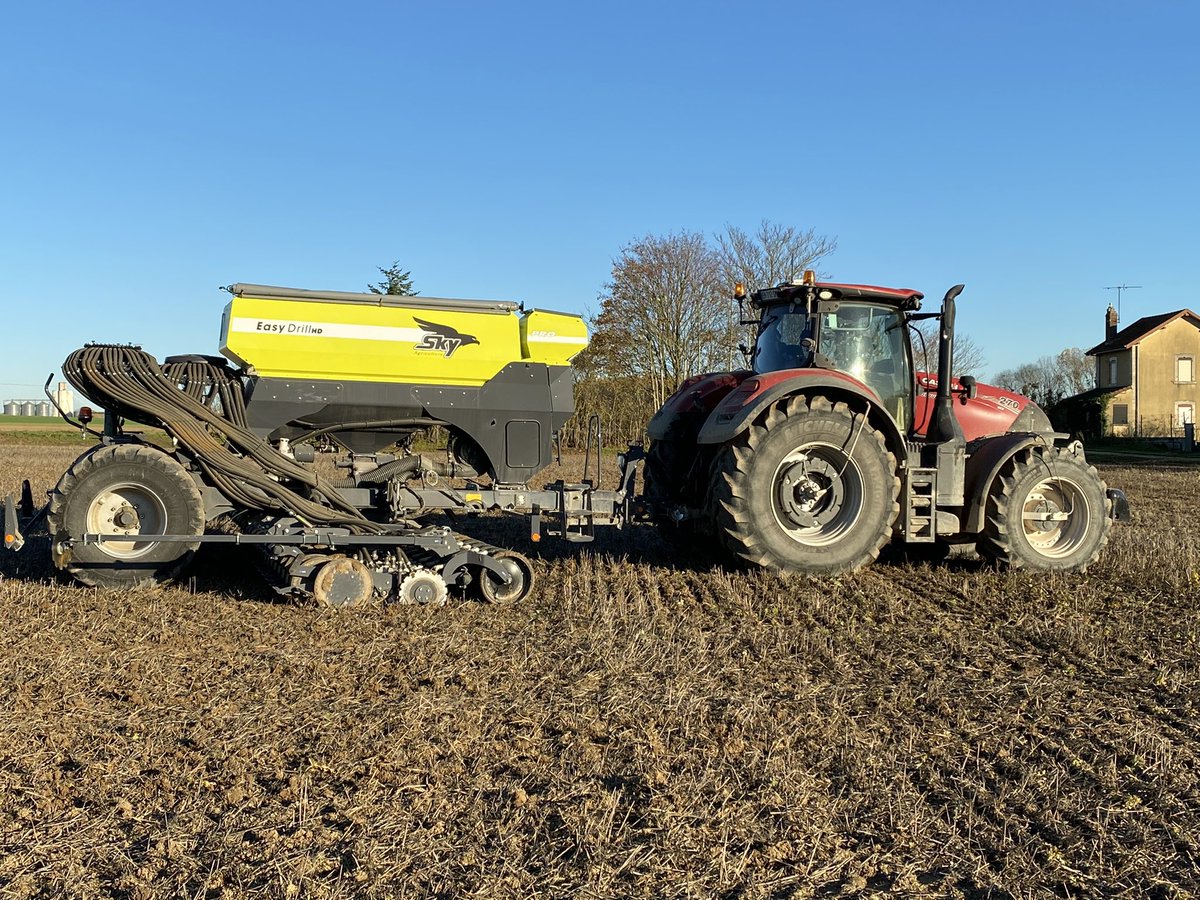 agriaube86's tweet photo. On profite du☀️, fin de saison des semis d’automne en approche. Encore quelque Ha de blé derrière @_MissBetter à faire quand elles seront arrachées. En attendant semis d’#OPA avec en bonus un essais variété @grceta 🚜🌾 #orge #A2C #sd #skyagriculture #caseih https://t.co/Ld7iOkWJMb