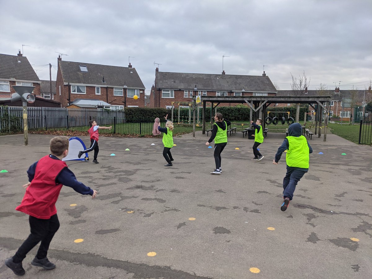SpringCottagePS's tweet image. #SpringCottage6Tu enjoying Handball today in PE 🤾 #SpringCottageSports