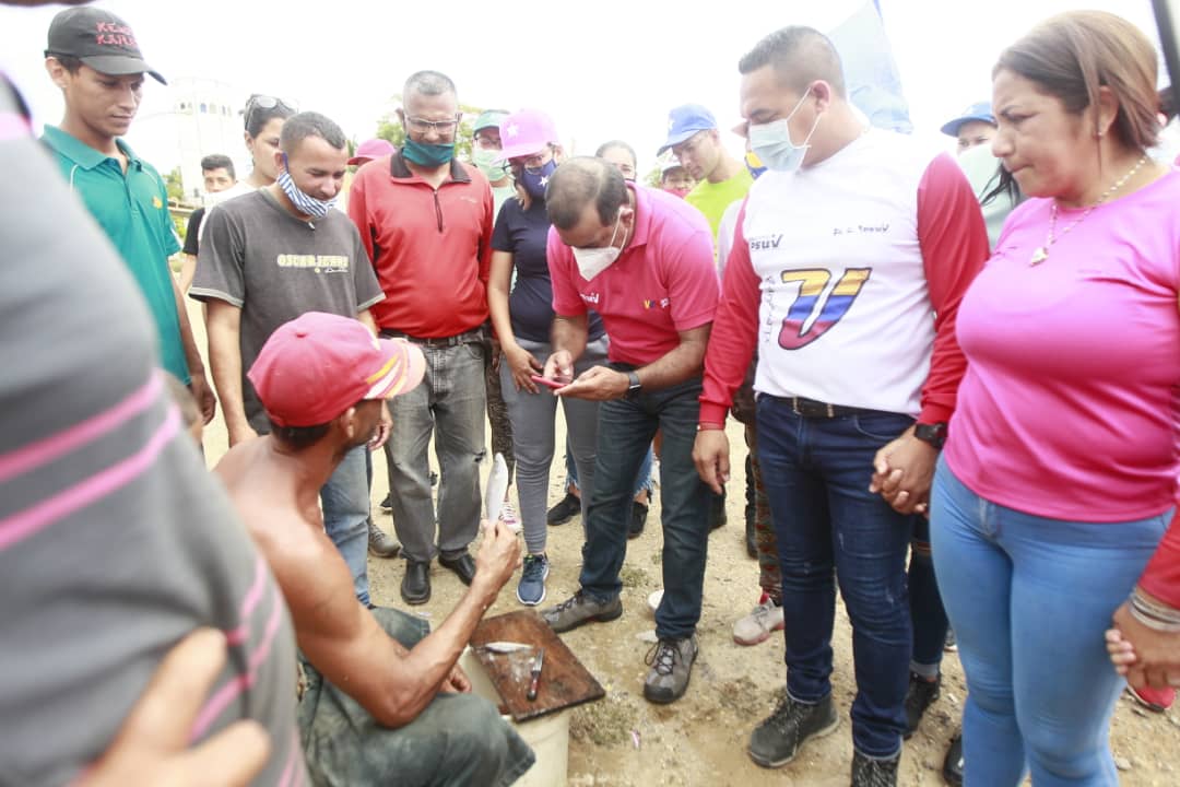 lealtadasucre's tweet photo. Los abanderados del #GPPSM en la entidad sucrense destacaron que estas visitas permiten reforzar en el pueblo los ideales de Bolívar y Chávez, así como también para escuchar a cada familia y conocer sus planteamientos a llevar a la nueva Asamblea Nacional.

#VenVamosSucre https://t.co/cS7zICCKKJ