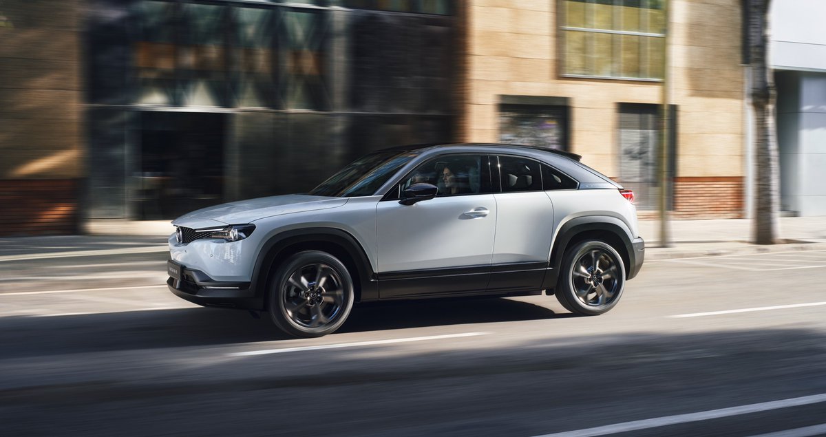 Nuestro Mazda MX-30 gana los #PremiosMotorAxelSpringer 2020 al mejor SUV pequeño, gracias a los lectores de <a href="/AutoBildspain/">AUTO BILD España</a> por elegirnos