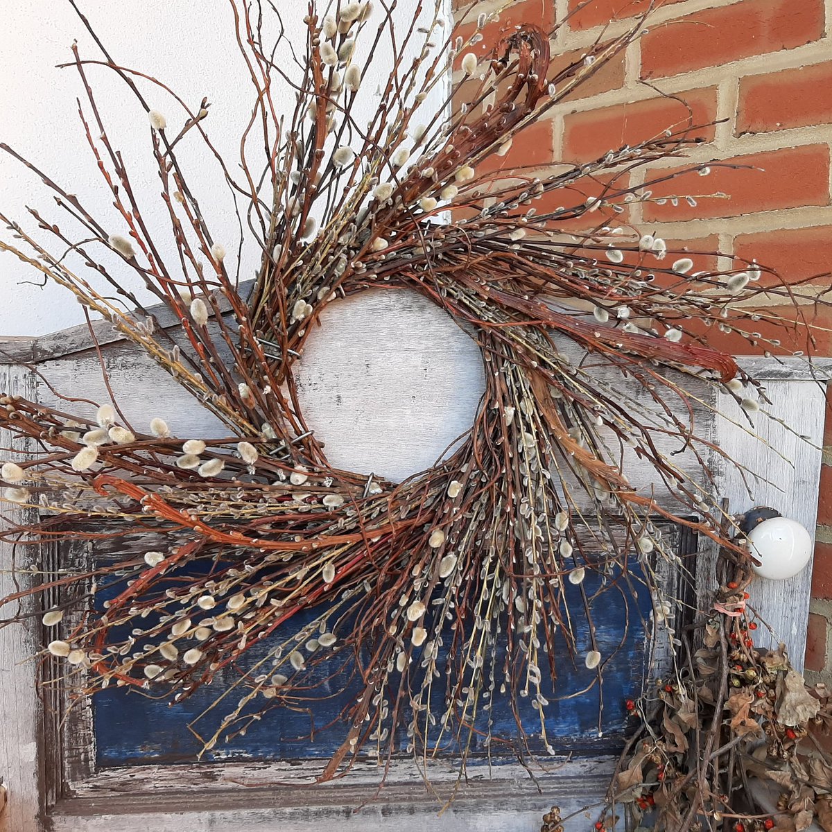 welshstudio's tweet photo. I love adding nature to my dwelling. This hand-crafted willow wreath not only decorates my home, it decorates my spirit as well. What natural things do you like surrounding you?

#naturaldecor #homedecor #natureart #naturelovers
#handmade #rusticdecor  
https://t.co/KQpqb15jfQ https://t.co/FyXrtA6Hgx