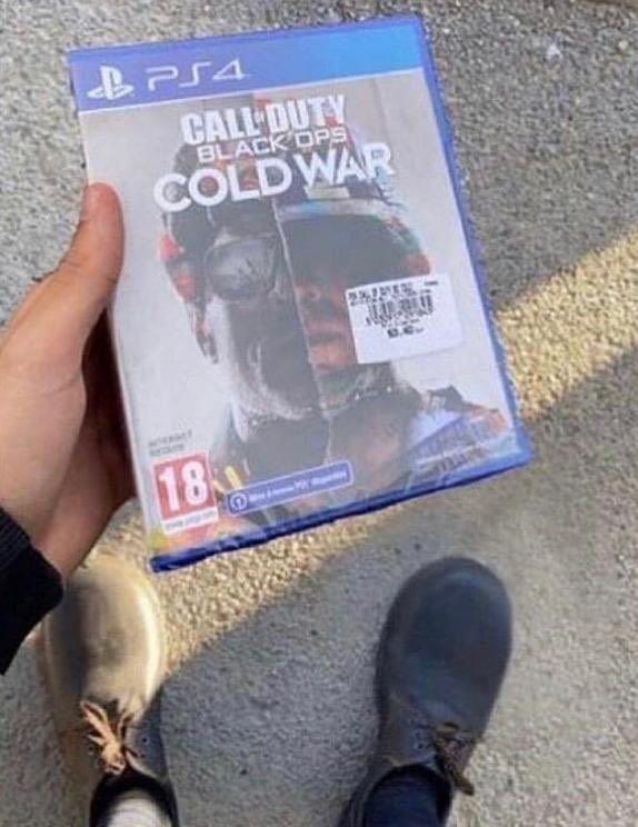 shabubub's tweet photo. sogar seine schuhe sind noch vom kalten krieg 😭😭 https://t.co/7hRgOXvvUo
