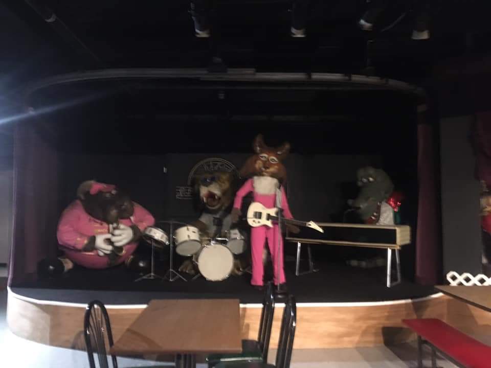 elliss_seven's tweet photo. Major Magic's is closing down, AGAIN!!
I didn't even know it reopened. 😭
Now they're selling all the animatronics, arcade, and equipment. I wish I could at least buy the Major.. Major Magic's was my childhood!
#majormagic #90skid
https://t.co/Q0KkjTb66E https://t.co/tsklBxk8Ia