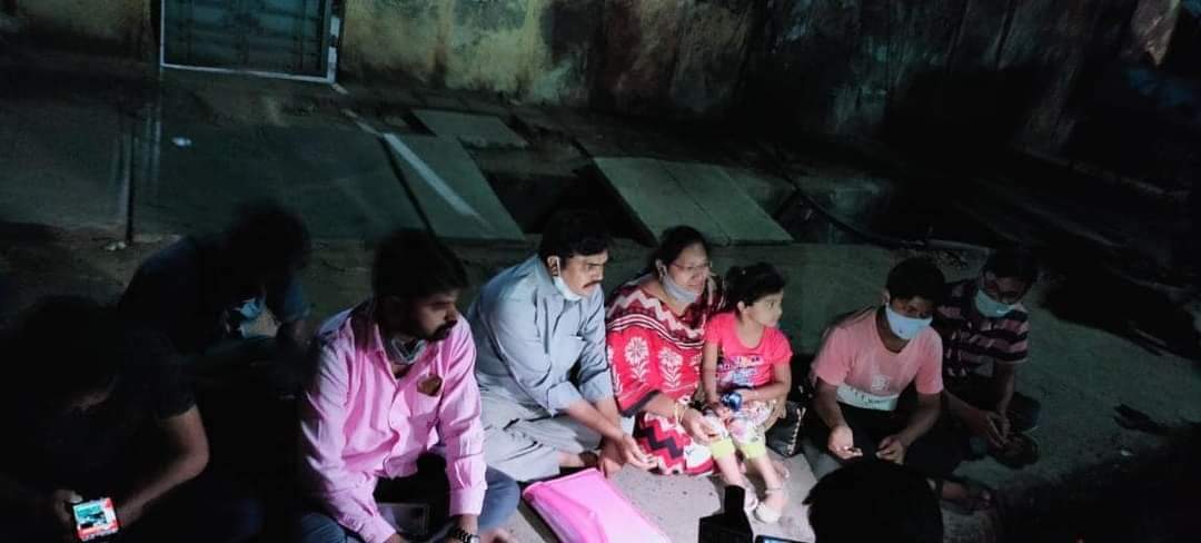 Michaelvelayu11's tweet photo. #JusticeForSugaliPreethi 😒

Ee Time lo station mundhu 🙏 https://t.co/8HvsjEP8fz