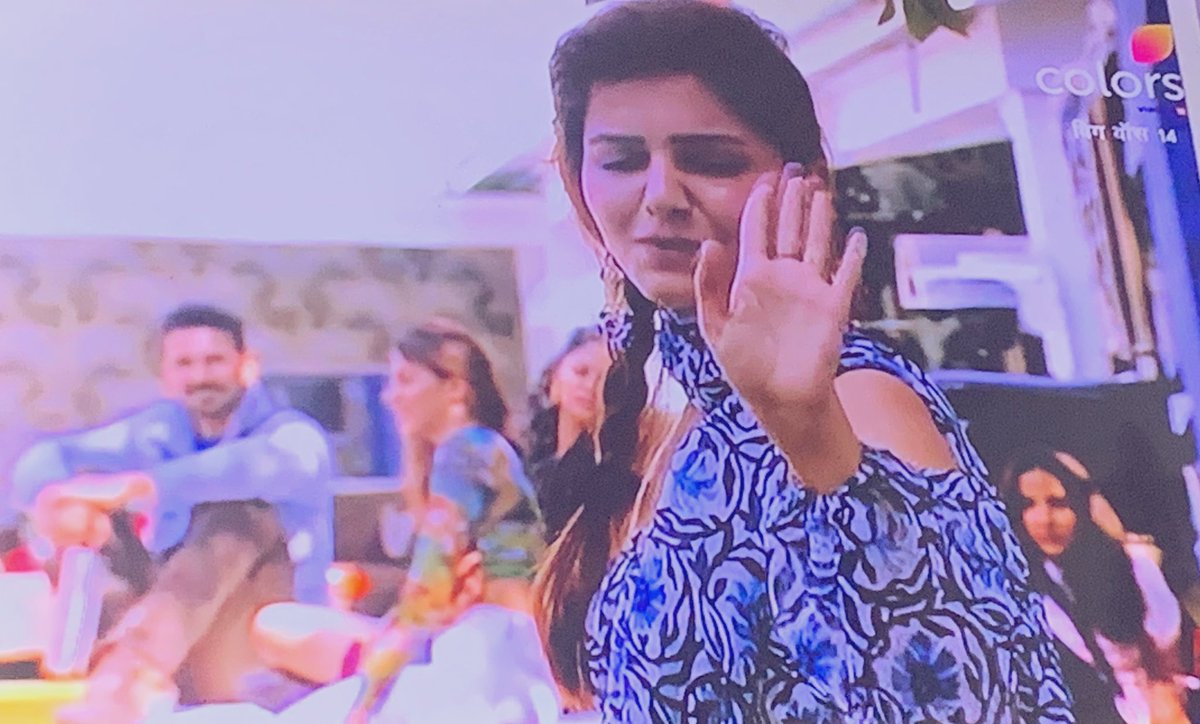 beingrachit_'s tweet image. OMG Rubina is in TOP FORM today! Absolute CLASS TOP FORM reminder of previous weeks! Her one liners are absolutely amazing! Icing on cake: Rubina to Vaidya “ZIP YOUR MOUTH RIGHT NOW”

SENSATIONAL 

#BB14 #BiggBoss14 

BB14 Queen Rubina