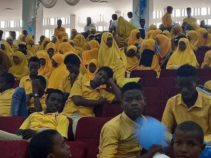 ThabitMhd's tweet photo. Qofkasta xaq buu u leeyahay inuu u ololeeyo qofka uu rabo balse hadalku madal ayuu leeyahay; Arday saqiirro ah oo heysan nabadgalyo,caafimad &amp; adeegii dowladnimo, lagana yaabaa in qaarkood soo quraacan, una soo lugeeyay Tiyaatarka in olole doorasho lagula aadaamo waa damiir xumo. https://t.co/Oc7wNPkJ1o