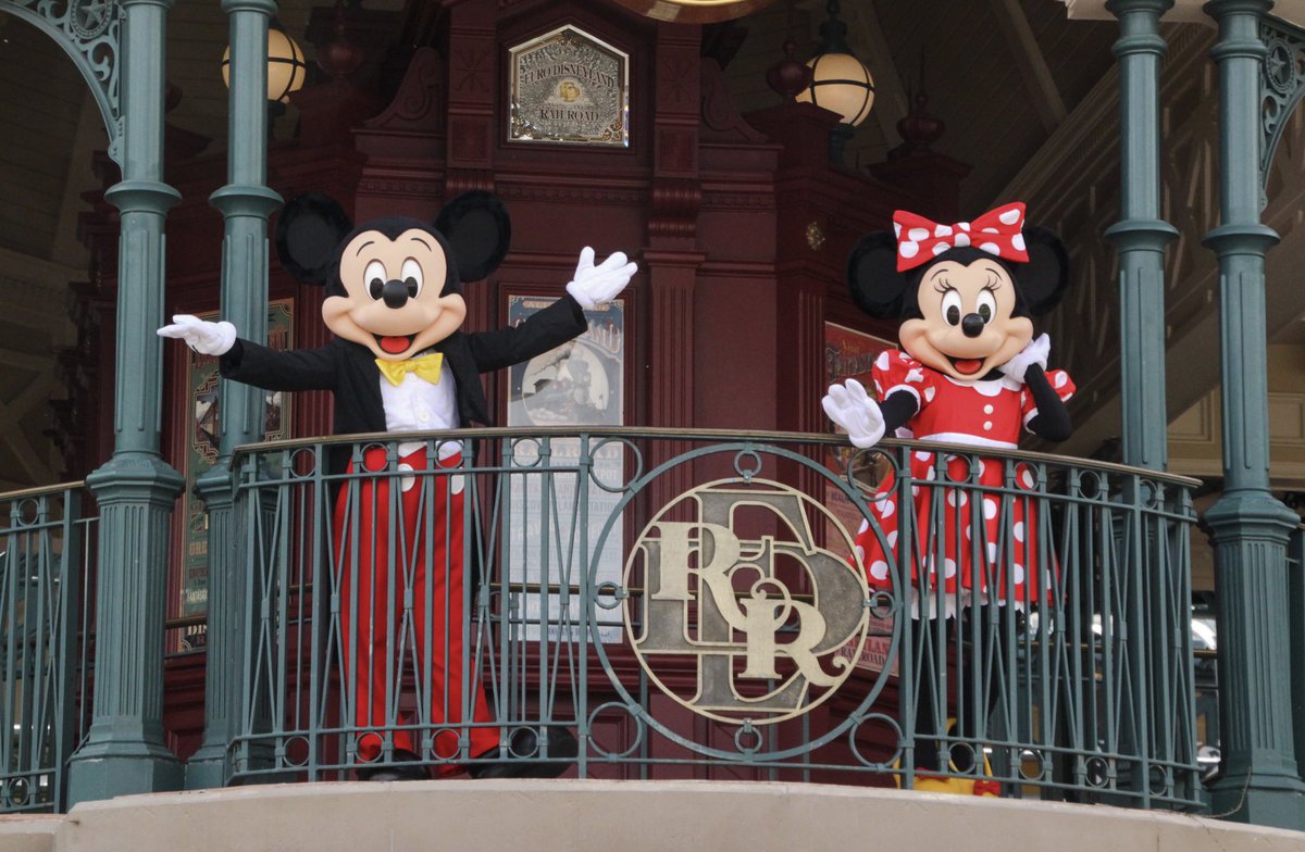 CharactersPBlog's tweet photo. 92 years of fun with Mickey and Minnie Mouse! Time flies, could you imagine a cuter duo than these two? ✨
#mouseparty #mickey92 #minnie92 #debutday #happybirthday #throwback #charactermeet #DisneylandParis #DisneyParks #MinnieMouse #MickeyMouse https://t.co/qTRSrdyzfC