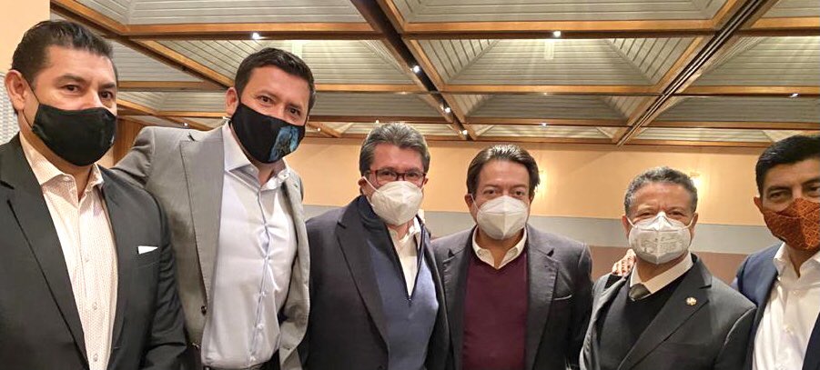 JJJimenezY's tweet photo. ¡Vienen buenas cosas para Querétaro! Con #unidad #MORENA dará batalla. Hoy @MorenaSenadores junto con el coord Sen. @RicardoMonrealA nos reunimos con el Presidente Nacional @mario_delgado confiamos en él y en su delegado @MiguelChicoOfl junto a ellos la 4T llegará a cada rincón. https://t.co/sKUqRLWIpV