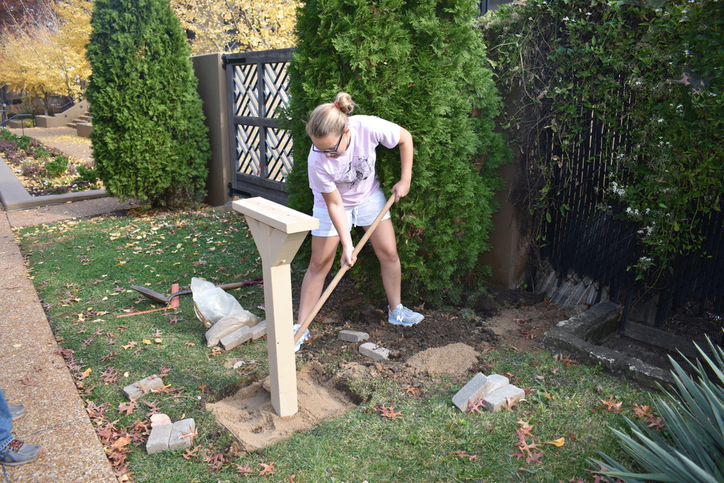Wilson_School's tweet photo. First the mud, then the base, and finally...the books!  MYMAGO gratitude to Alana, Wilson alum '18, @MICDS student, and committed Girl Scout, who built a little library to put in front of our school!  #MYMAGO #WilsonBuilds #MICDS https://t.co/GVthYV7L6X