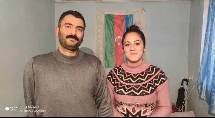 FMovlam's tweet photo. Bu bəyi tanıdınız yəqin ki... Son Qarabağ döyüşlərində sağ qolunu itirən qazimiz, Şuşaın alınması xəbərini qeyd edən vətəndaşlara müalicə aldığı hospitalın pəncərəsindən boylanaraq qoşulmuşdu. ❤ https://t.co/56MOQqDtaL