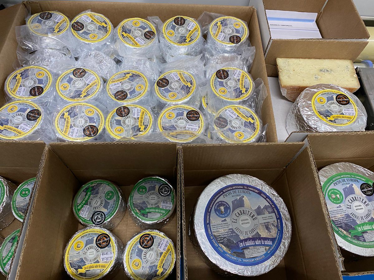 Día de preparar los pedidos online de esta semana.
Llegarán a la mayoría de los destinos mañana 🚛💨.  
Entra en queseriaelcabriteru.com/tienda y elige tus quesos azules preferidos 🐑🐐. 
En un tris, llevamos a tu casa todo el sabor de la montaña asturiana. 
*Envíos a toda la península.