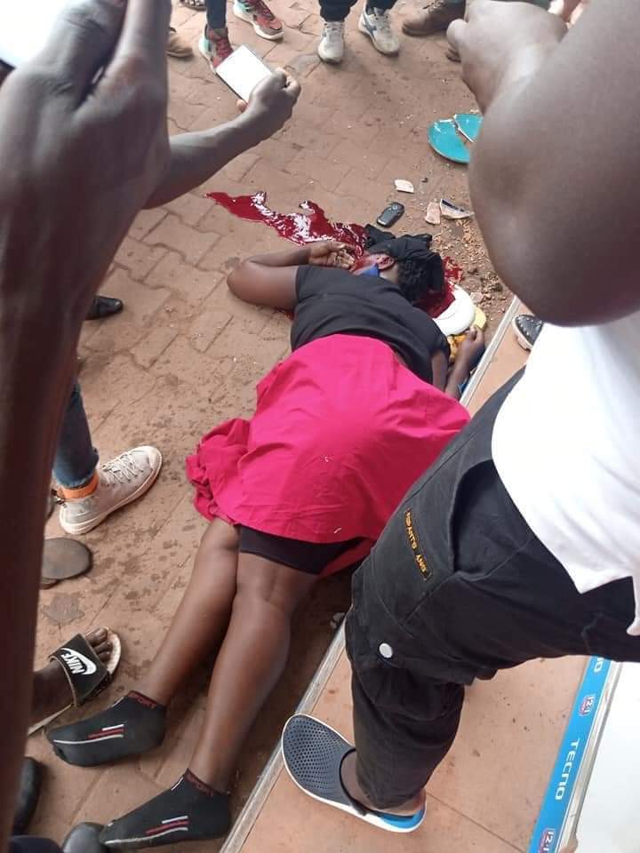 ugndn_water's tweet photo. She was carrying food...trying to secure herself and the kids a future. She woke up today with a lot of hope and dreams. The police failed her💔💔the govt failed her😭I bet you want to fail her too. Retweet and let's raise our voices against police brutality https://t.co/dglTuJRtKR