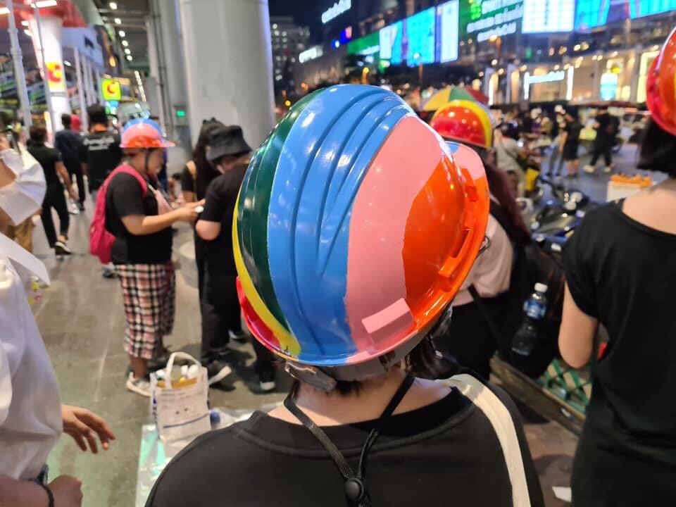 ขอบคุณที่ไว้วางใจเรา ครั้งหน้า ถ้ามาคนเดียว มาหาเราได้นะ 
#นิรนามมีตติ้งพ้อยต์ จุดนัดพบสำหรับผู้ชุมนุมที่มาคนเดียวและต้องการบัดดี้ มีผู้หญิงและ lgbtq+จำนวนมากไม่กล้าไปม็อบคนเดียว เพราะการคุกคามทางเพศ ไม่มีใครสนใจแก้ไขปัญหา สร้างความปลอดภัยและความสบายใจของผู้ชุมนุม
 #ม็อบ18พฤศจิกา