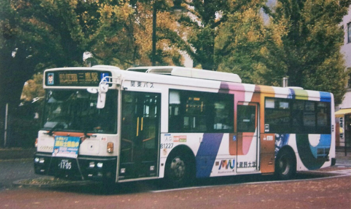ルルラン踏切 武蔵野大学のマークは16年から使用されているもの 関東バスが運行する広告バス 同様なのが都営バスにもある 19年に外装デザインが決まった 東京brt は武蔵野大学の広告バスと同じになっている