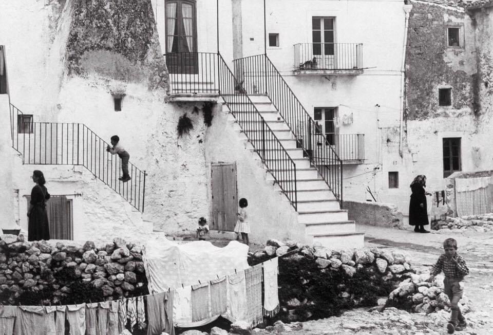 simpleisbeau's tweet image. Gianni Berengo Gardin, Puglia 1958

#gianniberengogardin #pulia #art #photogallery #fineartphotography #artgallery #artwork #artlovers #architecture #children #light #love #travel #minimalism  #blackandwhite 
#blackandwhitephotography
#simpleisbeautifulphotography  #bnw