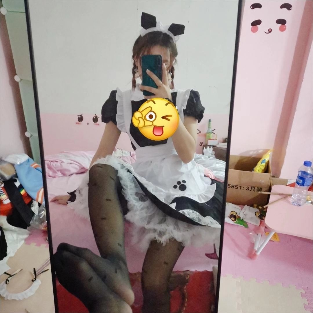 latkah2's tweet photo. 第一次在寝室拍这种照片呀好害羞呀
如果你们来我们寝室你准备要我几次
找一个干净的炮友  同城优先哟😜😜😜😜
性欲强的优先 https://t.co/ecBc9MN4OA