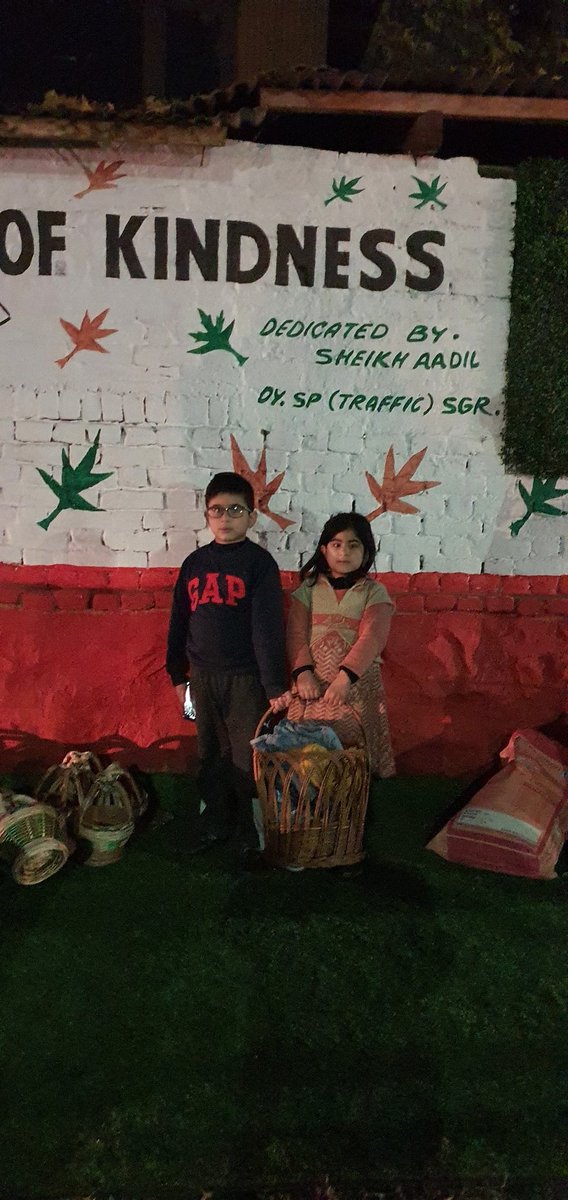 imtiyaz_daar's tweet photo. #Dpty #sp #Traffic @AskSheikhAadil.#srinagar #Kashmir set up a #WallOfKindness in #Srinagar, a first of its kind in the city. Here, people can donate clothes, blankets, shoes, and other necessities for those in need to access without apprehension. https://t.co/HrzbkiZ9aG