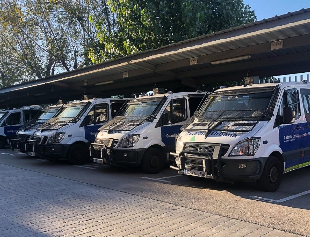 GUBCCOO's tweet photo. No només falta personal en la #UREP @barcelona_GUB cal renovar la flota de vehicles, amb una antigüetat mínima d'11 anys presenten moltes deficiències tècniques i de seguretat.
Hem fet un informe de 40 fulls on es detallen les anomalies de cada furgoneta policial inspeccionada. https://t.co/HvmPwJxhEJ