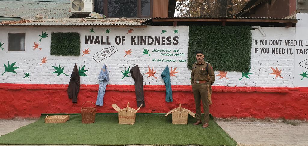 imtiyaz_daar's tweet photo. #Dpty #sp #Traffic @AskSheikhAadil.#srinagar #Kashmir set up a #WallOfKindness in #Srinagar, a first of its kind in the city. Here, people can donate clothes, blankets, shoes, and other necessities for those in need to access without apprehension. https://t.co/HrzbkiZ9aG
