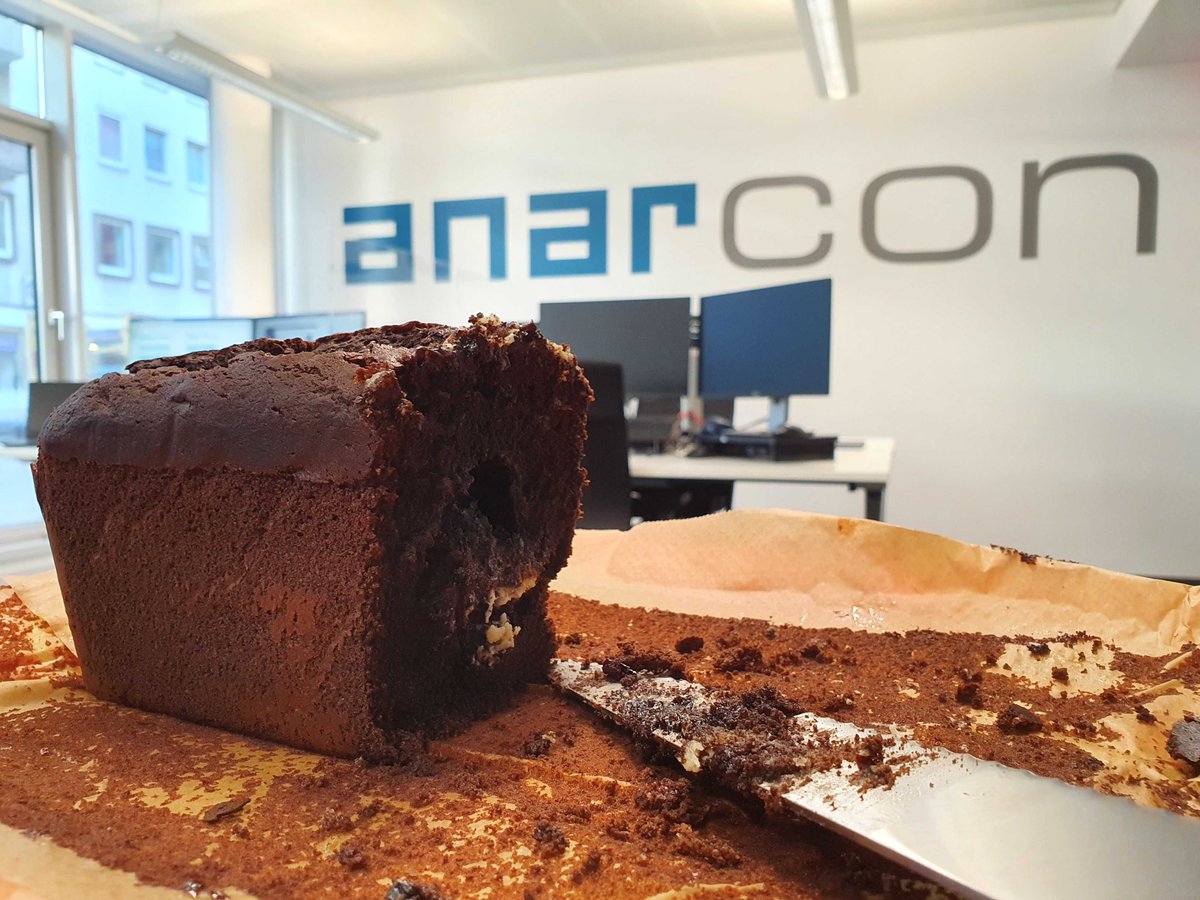 So sieht ausgewogene #Ernährung in der anarcon in Corona-Zeiten aus. ;) Und wieder haben wir einen Grund uns zu freuen. André hat seine #Probezeit geschafft und hat etwas für unser Hüftgold mitgebracht. Vielen Dank André!