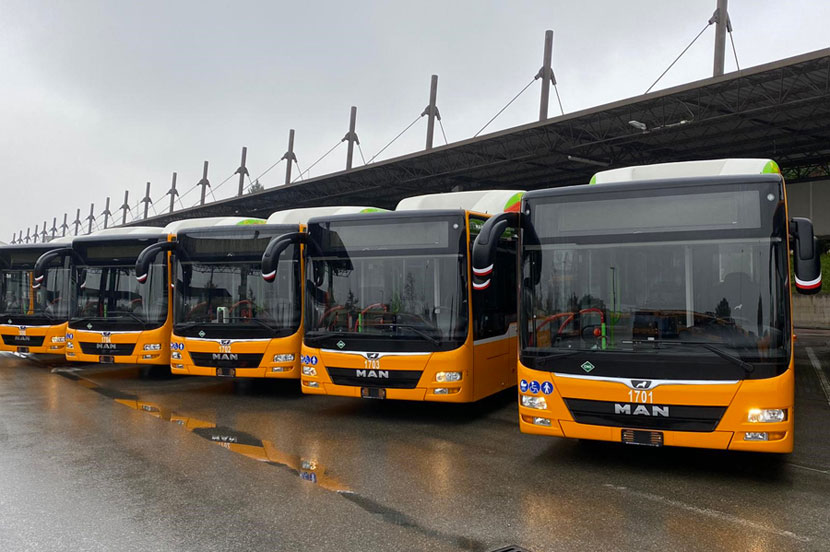 bustocoach's tweet photo. 18.11.2020 - Altri MAN a metano nella flotta di TEP Parma.
Sono arrivati nella città emiliana altri otto urbani MAN Lion’s City A21 CNG che si vanno ad affiancare ai dieci...
Vai su https://t.co/i0Y72vHGws e leggi la Notizia Flash completa (link https://t.co/cZD0JH5WQr) https://t.co/JjXPIE0jOV