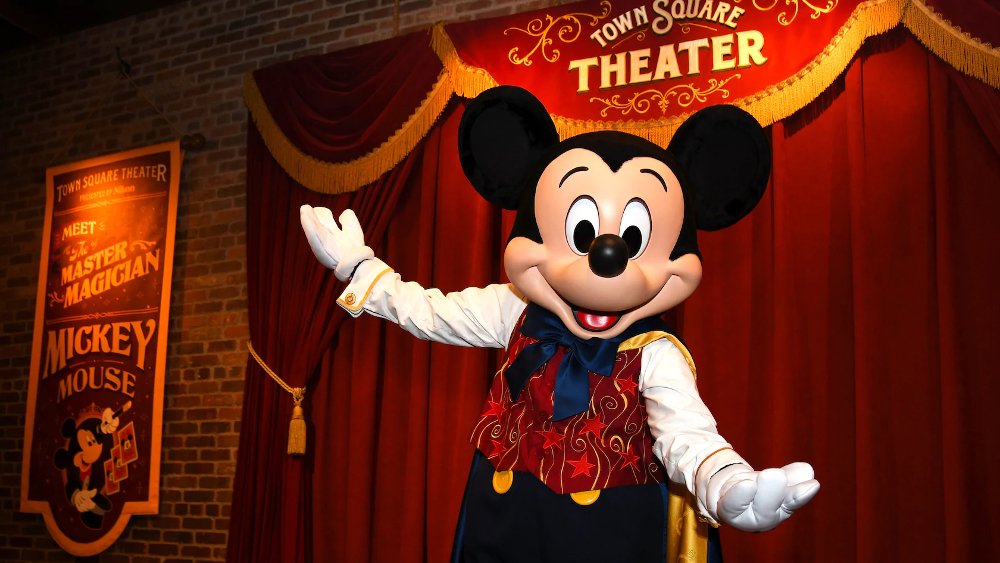 PlanningOrlando's tweet photo. ¡Felicidades Mickey Mouse! Hoy has cumplido 92 años pero estás más joven que nunca...😉❤️🧡💛💚💙💜 https://t.co/S54YmaB8mx