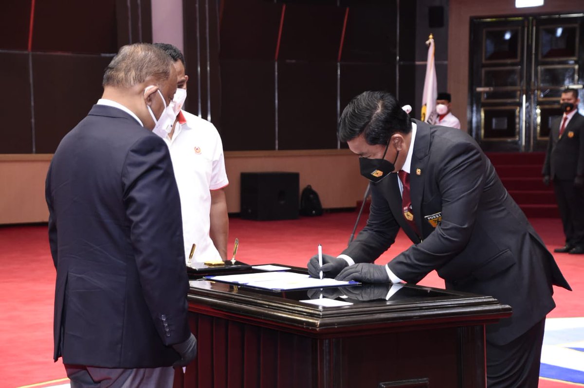 Puspen_TNI's tweet image. Panglima TNI dikukuhkan menjadi Ketua Umum FORKI masa bhakti 2019-2023 oleh Ketua Umum KONI Letjen TNI (Purn) Marciano Norman, di Aula Gatot Soebroto Mabes TNI, Cilangkap, Jakarta Timur, Rabu (18/11/2020).

#tni #p5tni #forki #koni #puspentni