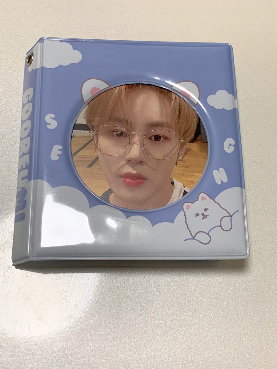 @hsw_goods

너무 귀여워요><
폴꾸하는거에 재미들려서 자주하는데 넣을 곳이 없어서 구겨질까봐 걱정했는데 너무 귀여운 콜렉트북 팔아주셔서 바로 구매했어요!
앞에 구름구름 한 것도 너무 귀엽고 안에 포켓 재질도 좋고 포켓 수량도 많아서 많이 넣었는데도 반이나 남았어요! 진짜 최고💙💙