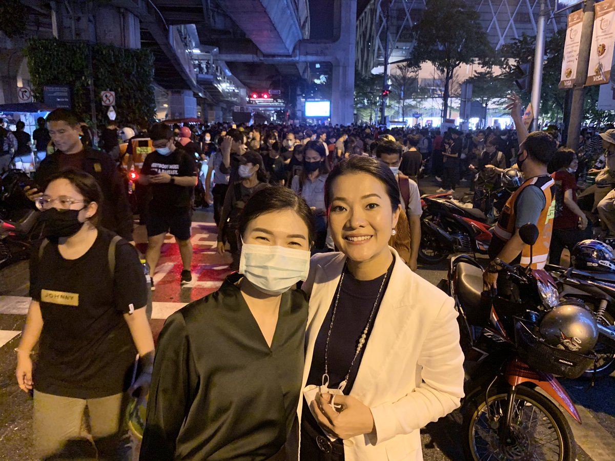 อยู่นี่แล้วจ้า.... เลิกประชุมแล้วมาเลย #ม็อบ18พฤศจิกาไปราชประสงค์ #ม็อบ18พฤศจิกา #ประชุมสภา