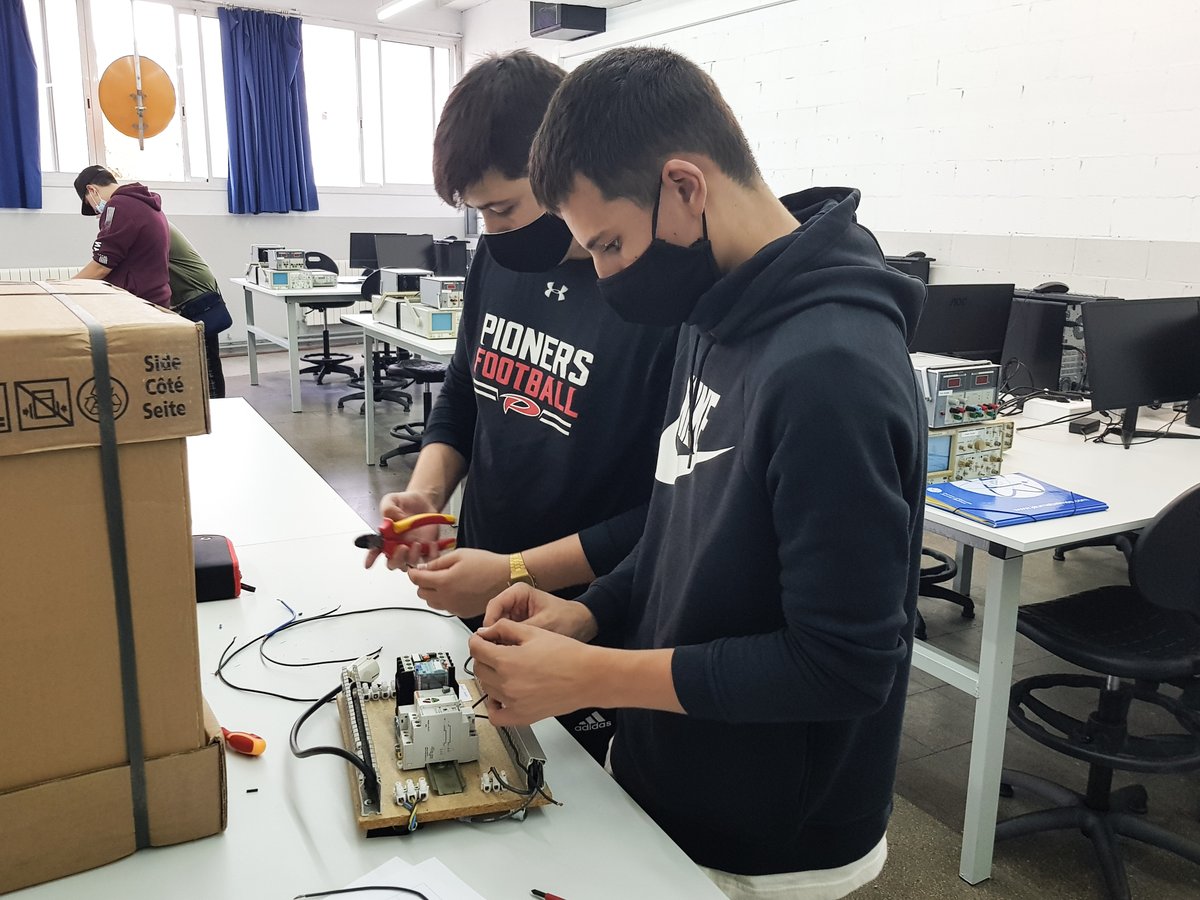 cejaumebalmes's tweet photo. Avui us presentem els estudiants del Grau Mitjà d'Instal·lacions Elèctriques i Automàtiques, realitzant una pràctica d'Automatismes Industrials: "Curtcircuit de maniobra d'arrancament d'un contactor".   #FP #FormacioProfessional #LearningbyDoing #ProfessionsdeFutur https://t.co/czscgxDPcU