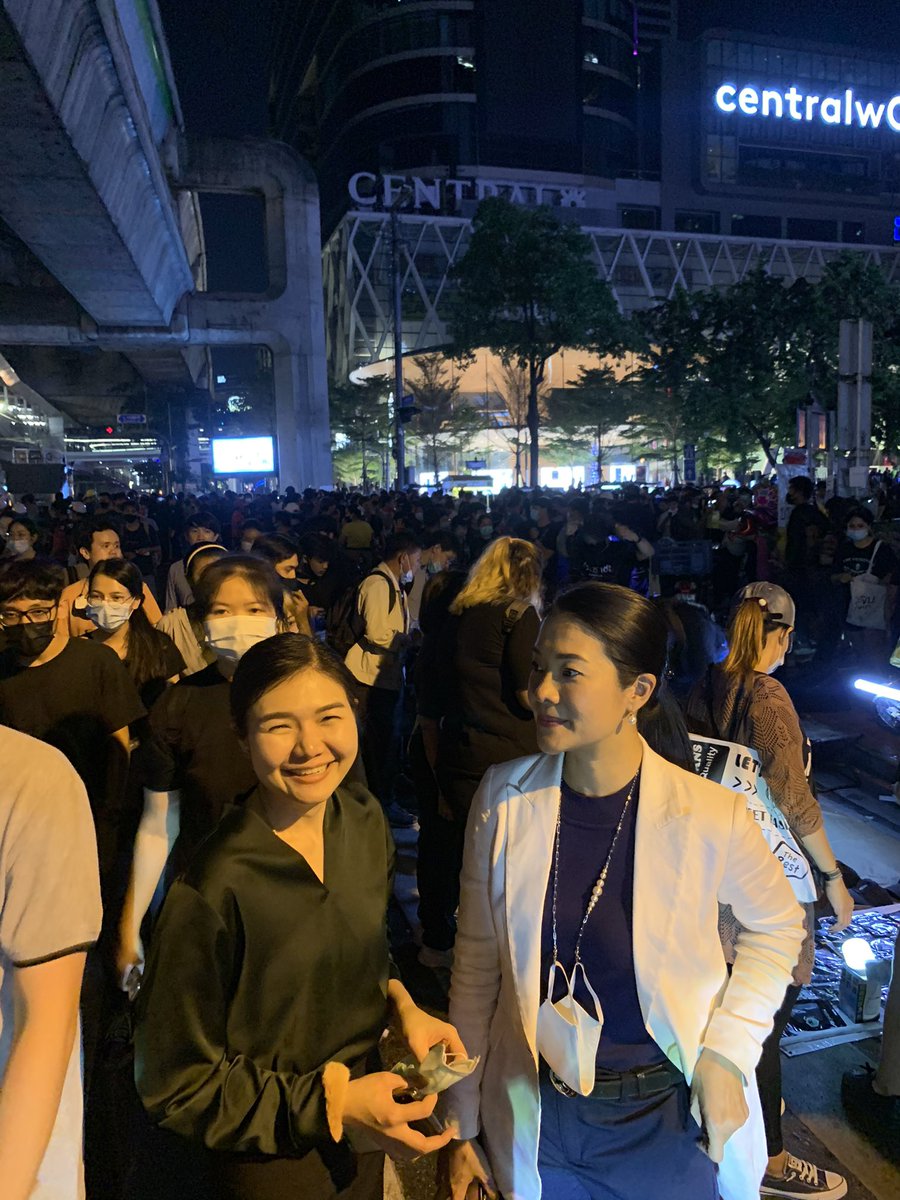 BeerChayapa's tweet photo. ส.ส.อิ่ม ธีรรัตน์ สำเร็จวาณิชย์
ส.ส. น้ำ จิราพร สินธุไพร #พรรคเพื่อไทย ณ ราชประสงค์ หลัง #ประชุมสภา https://t.co/MY47jTPyKo