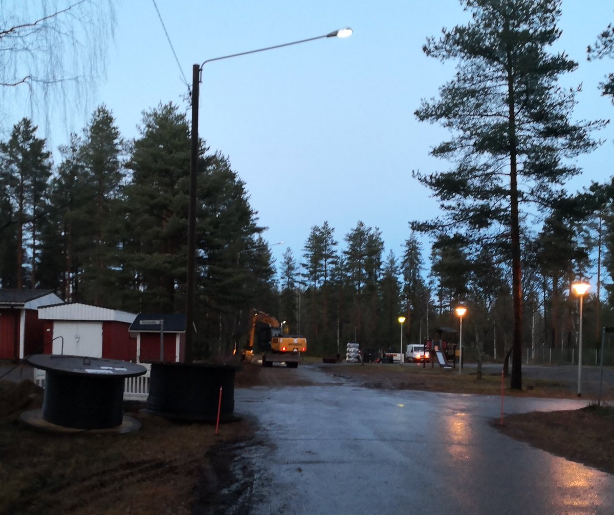 TimoPappinen's tweet photo. Toinen vaihe eli runkokuidun asennus alkoi. Alkupiste on tuolla kaivurin takana vanhan Ylämyllyn tien toisella puolella. Siihen on myöhemmin tulossa myös uusi tieramppi. #valokuitu #kaisanet https://t.co/8DnFqV9j3b