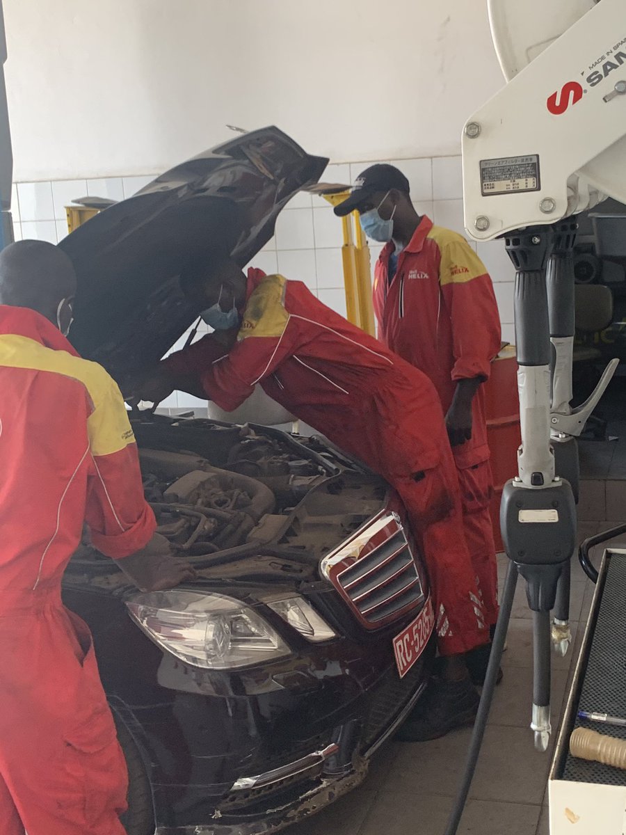 segadiallo's tweet photo. De passage chez #ShellGuinee pour l’entretien de ma voiture. Une équipe me prend en charge et s’occupe de la voiture. @marykahnd c’est encore plus évident que @VivoenergyGN est en avance. #retourclient #Servicetweet https://t.co/CGriK0MiEN