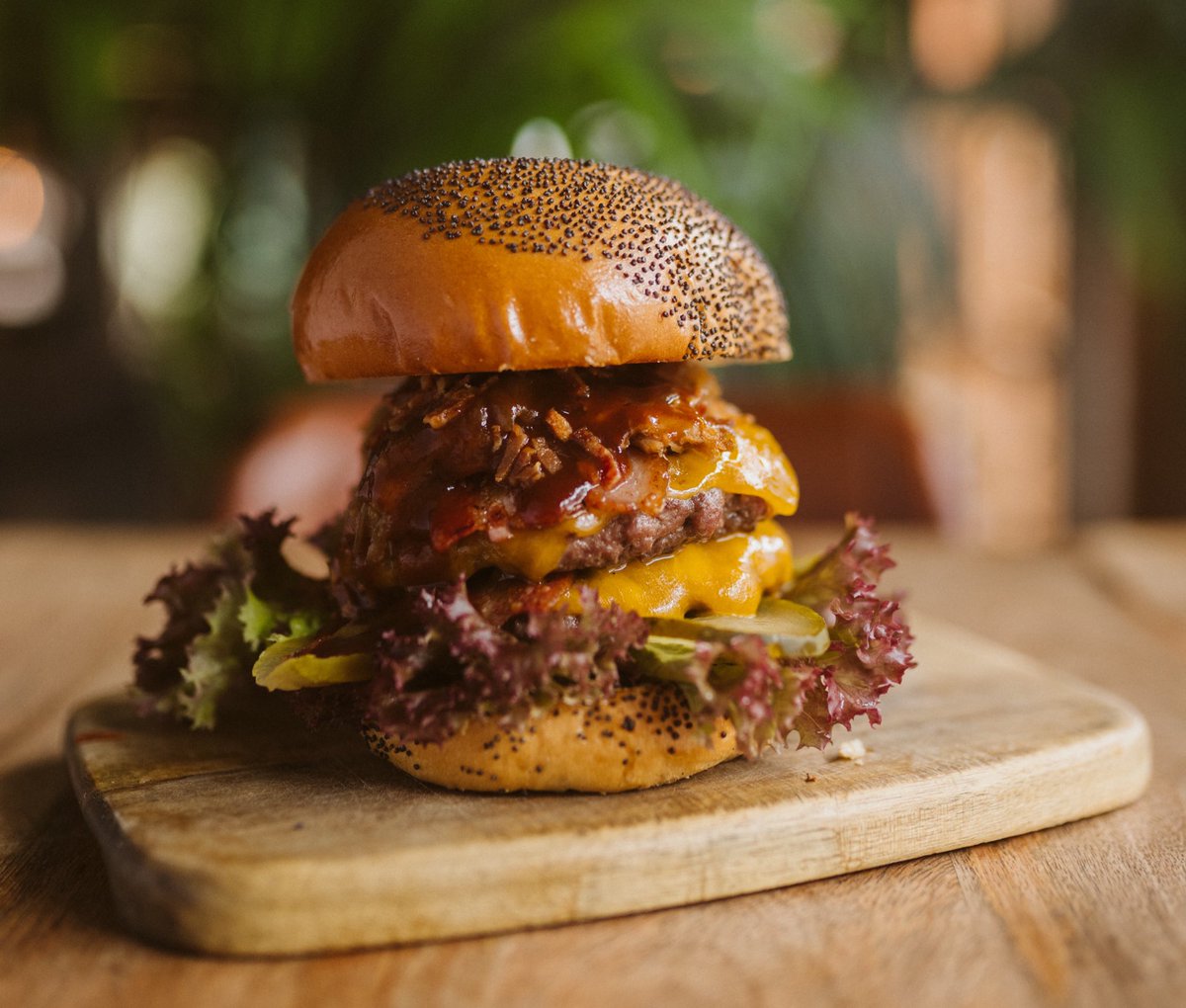 200gramosBurger's tweet photo. Y esta es nuestra #Burger #SanFernando en honor a nuestro último local en avenida de Gáldar (#Maspalomas) pero tranquil@ que la servimos en todos😉🙌 #200Gramos #BackToBurger #MarcaCanaria100por100 Receta completa aquí: https://t.co/u6IKN6wJq9 https://t.co/lRZHVYmk9I