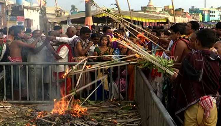 Deepavali-fireworks In scriptures (1/c)The Mode of Flambeau (उल्काहस्ते) has different in different parts. Some carry burning twigs, some with sugarcane & Ghee dipped cloth, some with Jute stick. In Puri People burn Jute sticks (pic) #TrueIndology Contd...