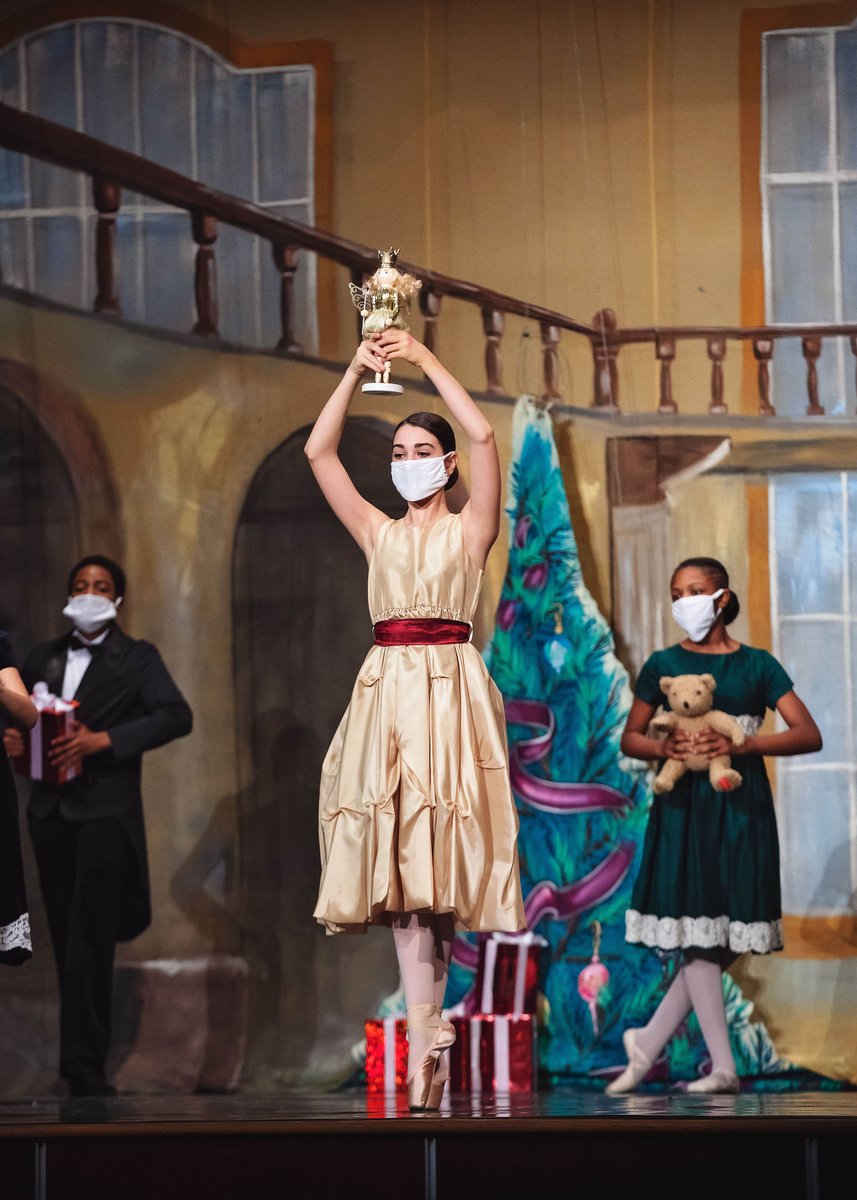 SHSAlouisville's tweet photo. Tix now on sale for #VirtualNutcracker! Call 502-897-1816 (M-F, 9-4). Single virtual tix $20; family virtual tix $35. View Nov. 25-Dec. 18. Celebrate your family, celebrate the arts, celebrate the holidays with our #VirtualNutcracker. 🎁 https://t.co/xjDW4CusKp