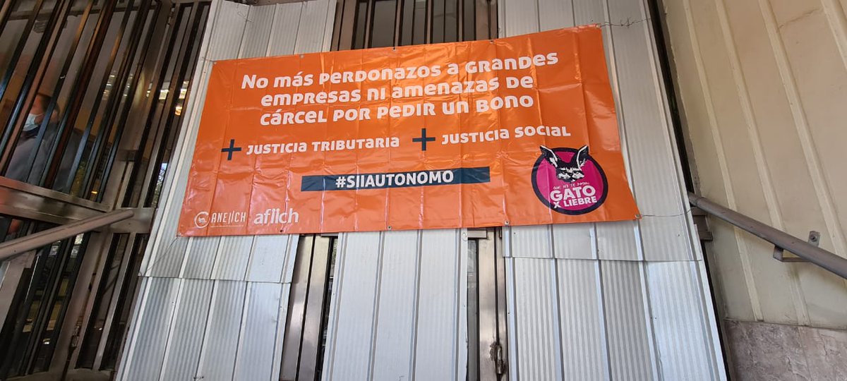 aneiich's tweet photo. #SIIautonomo ✊🏽 
📣 Regional Santiago Centro @aneiich interviene en las oficinas del @SII_Chile para manifestarse en contra de los perdonazos a grandes empresas 💰, las amenazas de cárcel y persecución de trabajador@s públic@s por pedir #bonoclasemedia 

➕ #JusticiaTributaria https://t.co/hQKeSWhrKF