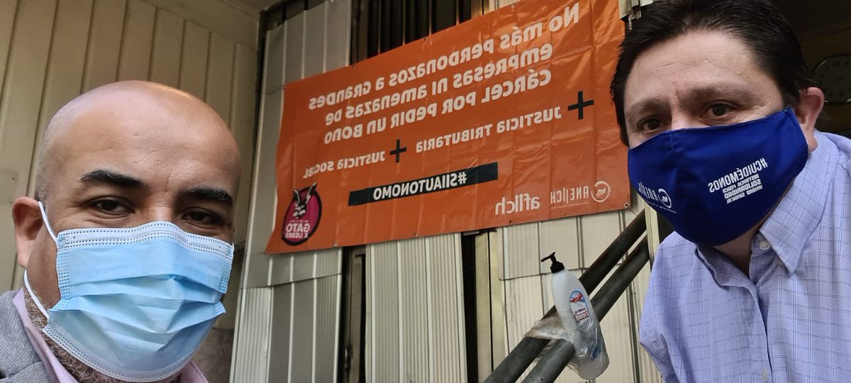 aneiich's tweet photo. #SIIautonomo ✊🏽 
📣 Regional Santiago Centro @aneiich interviene en las oficinas del @SII_Chile para manifestarse en contra de los perdonazos a grandes empresas 💰, las amenazas de cárcel y persecución de trabajador@s públic@s por pedir #bonoclasemedia 

➕ #JusticiaTributaria https://t.co/hQKeSWhrKF