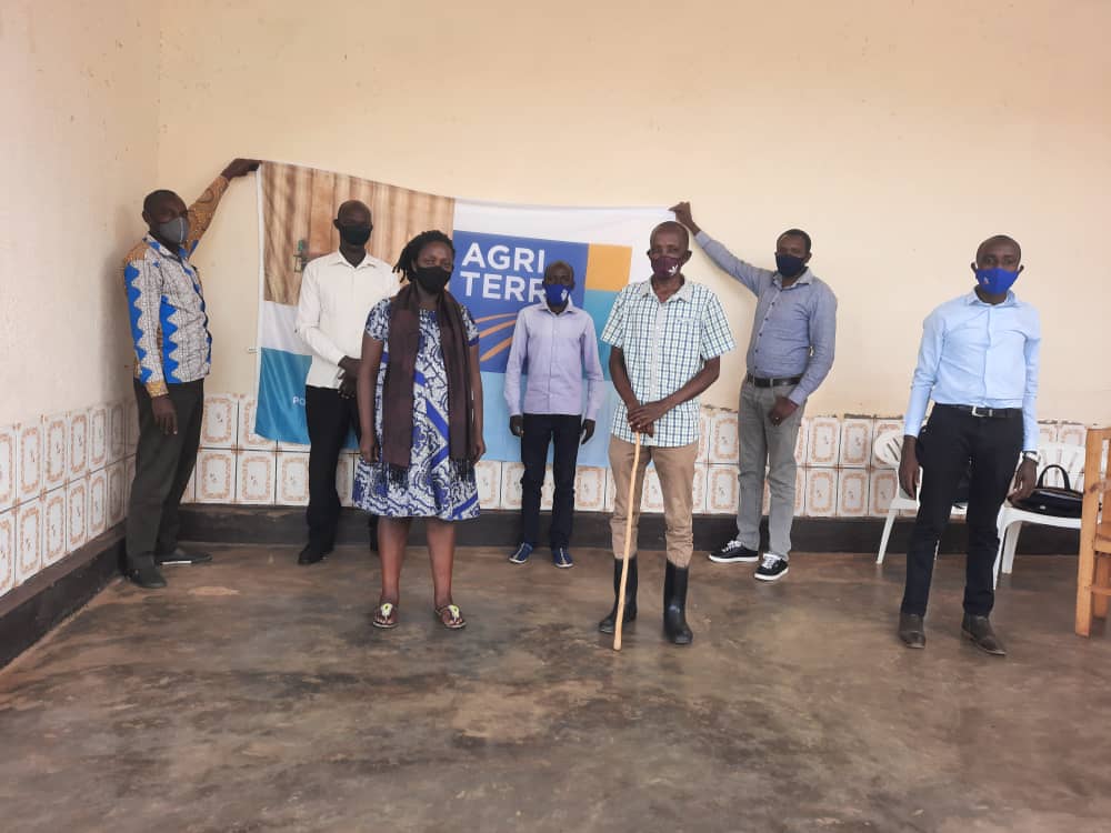 paulhategeka801's tweet photo. During this climate clever month, @Agriterrarwanda have conducted climate clever cooperative assessment for 2 dairy cooperatives, #RDC from @GatsiboDistrict and #IAKIB from @GicumbiDistrict. Both cooperatives have a challenge of grasses storage to be used during drought stress. https://t.co/lx726HXPd8