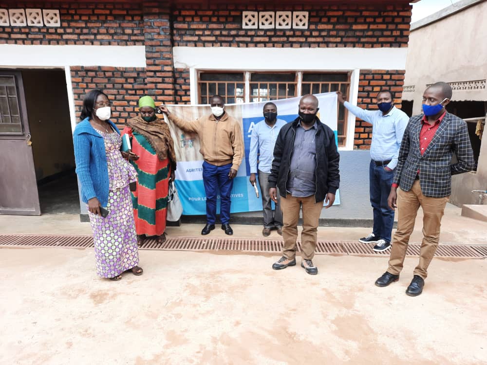 paulhategeka801's tweet photo. During this climate clever month, @Agriterrarwanda have conducted climate clever cooperative assessment for 2 dairy cooperatives, #RDC from @GatsiboDistrict and #IAKIB from @GicumbiDistrict. Both cooperatives have a challenge of grasses storage to be used during drought stress. https://t.co/lx726HXPd8