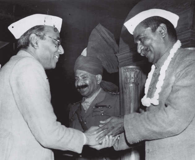 मुख्यमंत्री श्री.बी. जी. खेर यांना पाठविलेल्या ३० जून १९४७ च्या पत्रात श्री. डा आंबेडकयांची संविधान सभेवर त्वरित निवड व्हावी असे सुचविले. त्यांनी लिहिले"अन्य बाबी सोबतच आम्हाला असे आढळून आले की, डॉ. आंबेडकरांनी संविधानसभेत आणि ज्या विविध समित्यांवर त्यांची नियुक्ती (३/७)