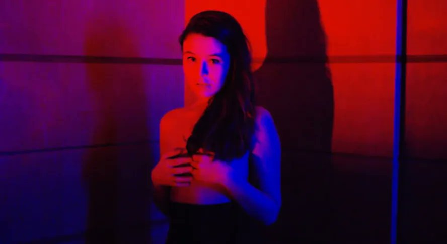 J'espère partager
Ta tendre mélancolie
Mes jours sont de marbre
Bien plus noirs et tristes que mes nuits
La pluie sourde et diluvienne
Abîme cette scène
Je me jette dans la Seine
Je me jette dans la Seine

Tim Dup - Moïra Gynt