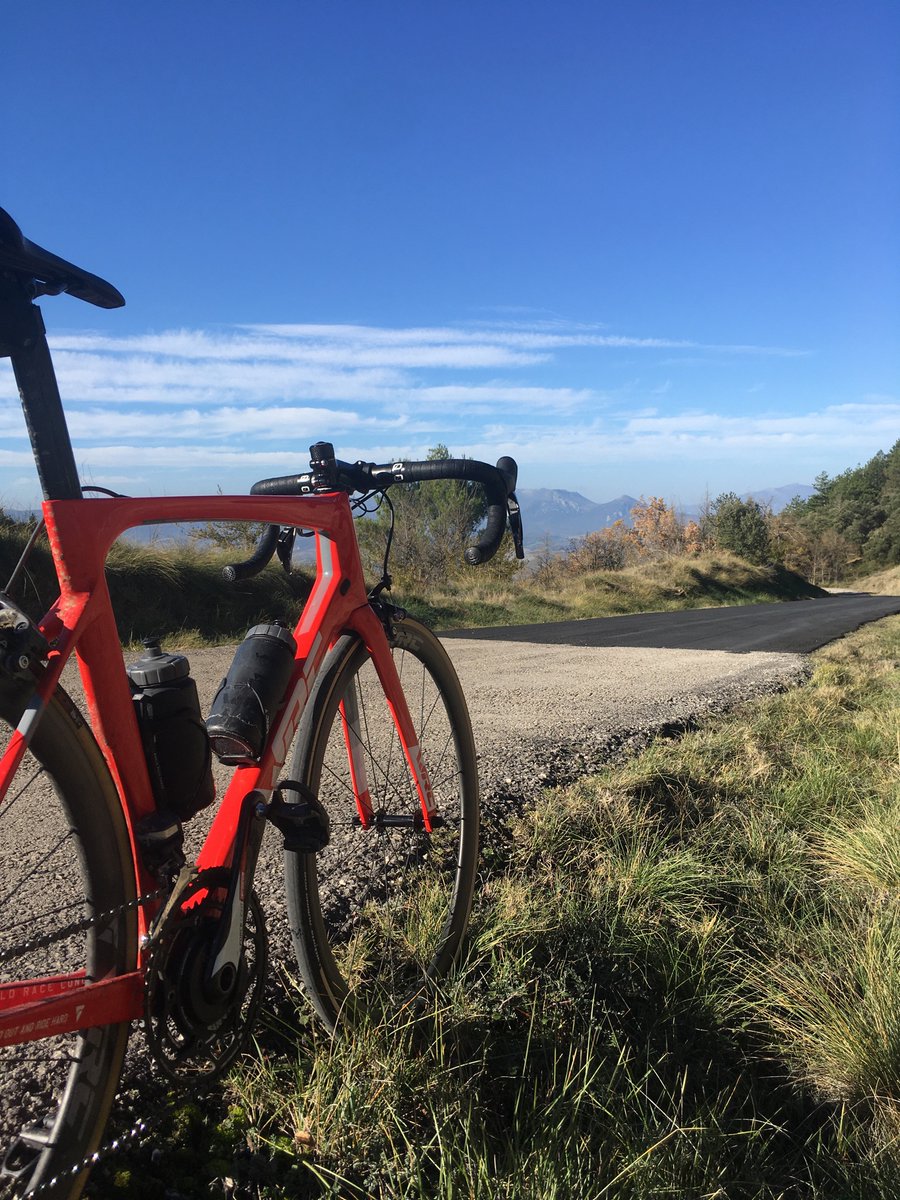 Solo queda agradecer a las autoridades competentes el asfaltado de la subida a San Cristóbal 👌. Una delicia poder tener una subida así al lado de casa para cualquier actividad deportiva. Para mi acertarían cerrándolo al tráfico, sería el colofón a este trabajo 💪