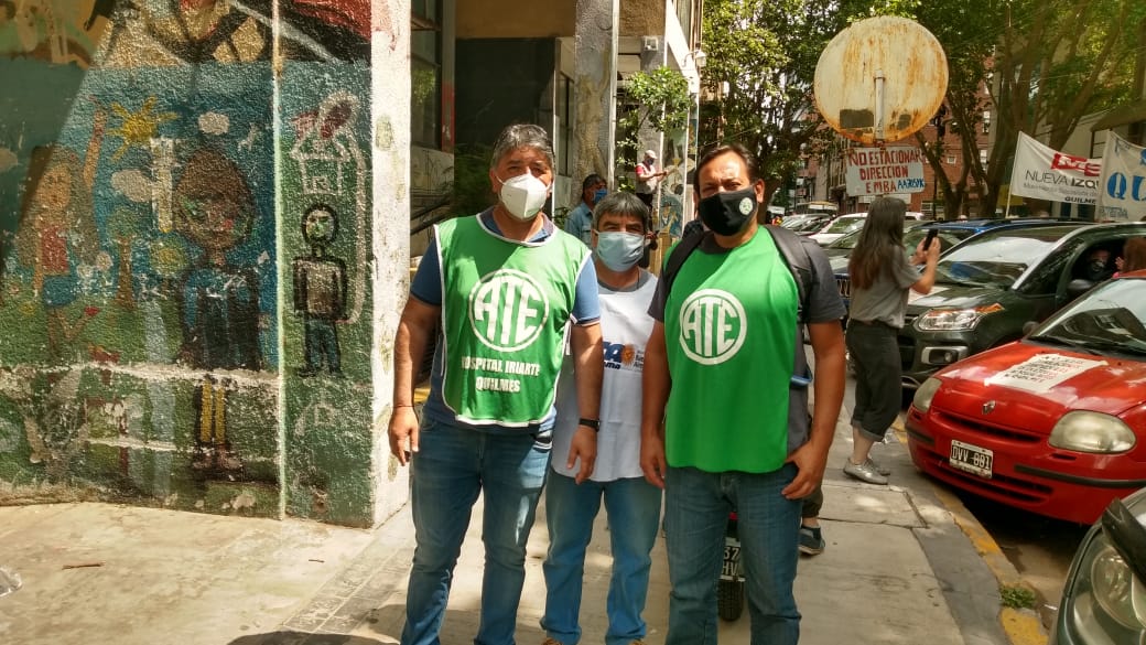 ATEBuenosAires's tweet photo. #Quilmes 𝗔𝗧𝗘 𝗽𝗮𝗿𝘁𝗶𝗰𝗶𝗽𝗮 𝗱𝗲 𝗹𝗮 𝗺𝗼𝘃𝗶𝗹𝗶𝘇𝗮𝗰𝗶𝗼́𝗻 𝗰𝗼𝗻𝘁𝗿𝗮 𝗹𝗮𝘀 𝗷𝘂𝗯𝗶𝗹𝗮𝗰𝗶𝗼𝗻𝗲𝘀 𝗰𝗼𝗺𝗽𝘂𝗹𝘀𝗶𝘃𝗮𝘀 en la Escuela Municipal de Bellas Artes. Unos 15 trabajadores podrían perder sus aportes. @ate_quilmes https://t.co/nHna3ijMz6