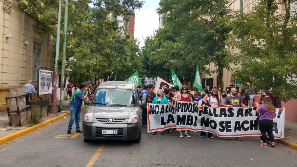 ATEBuenosAires's tweet photo. #Quilmes 𝗔𝗧𝗘 𝗽𝗮𝗿𝘁𝗶𝗰𝗶𝗽𝗮 𝗱𝗲 𝗹𝗮 𝗺𝗼𝘃𝗶𝗹𝗶𝘇𝗮𝗰𝗶𝗼́𝗻 𝗰𝗼𝗻𝘁𝗿𝗮 𝗹𝗮𝘀 𝗷𝘂𝗯𝗶𝗹𝗮𝗰𝗶𝗼𝗻𝗲𝘀 𝗰𝗼𝗺𝗽𝘂𝗹𝘀𝗶𝘃𝗮𝘀 en la Escuela Municipal de Bellas Artes. Unos 15 trabajadores podrían perder sus aportes. @ate_quilmes https://t.co/nHna3ijMz6