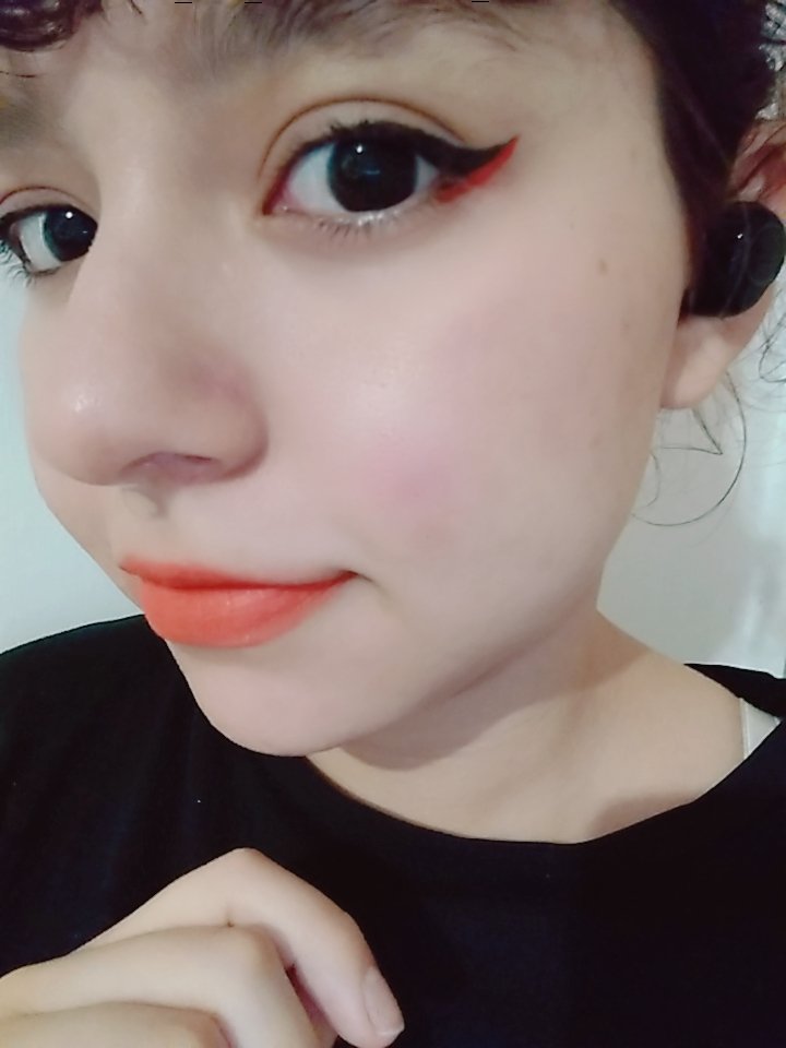 MonitoPanqueque's tweet photo. Comprar un delineador rojo y un labial naranja en conjunto neta reinicia la vida y te replantea lo hermoso que puedes llegar a ser. https://t.co/V1hwY05VDq