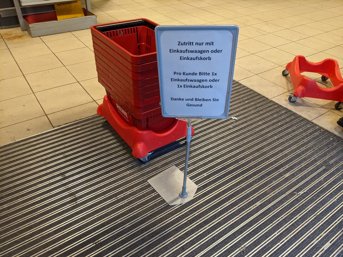 FelixCStein's tweet photo. Dem Agile Coach fällt es sofort auf: wegen Corona stellen die Supermärkte ihr Einlassmanagement auf das #PullPrinzip um und setzen so ein #WipLimit. https://t.co/3GRy6e5jQt
